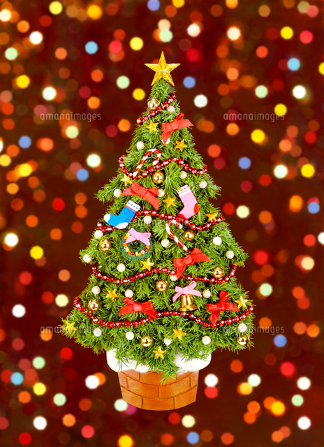 クリスマスツリーとイルミネーション の写真素材 イラスト素材 アマナイメージズ