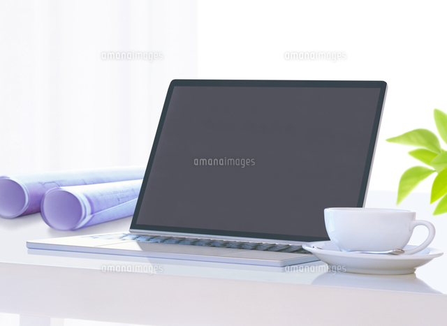 パソコンと設計図とコーヒー の写真素材 イラスト素材 アマナイメージズ