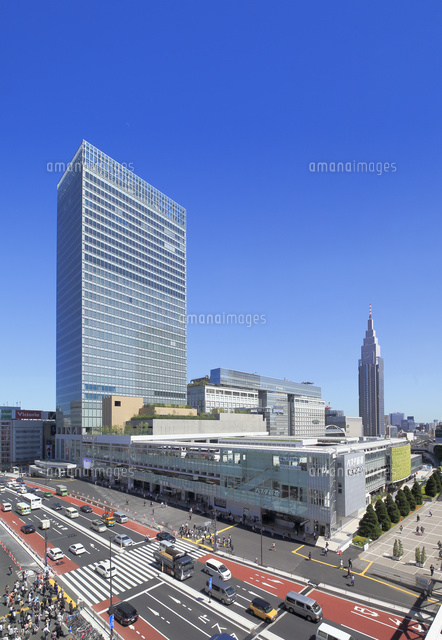 バスタ新宿とミライナタワー の写真素材 イラスト素材 アマナイメージズ