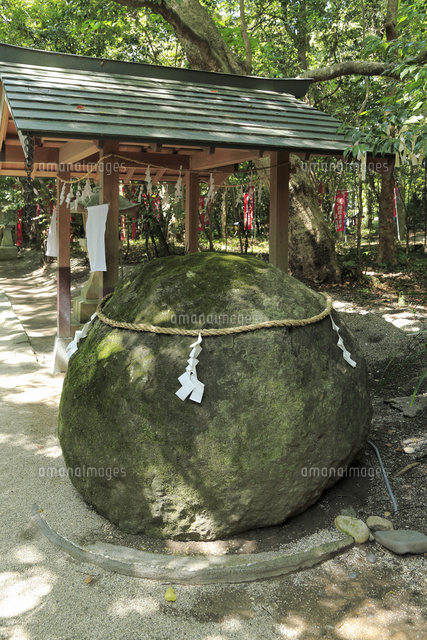 花の窟神社の丸石[10763001777]の写真・イラスト素材｜アマナイメージズ