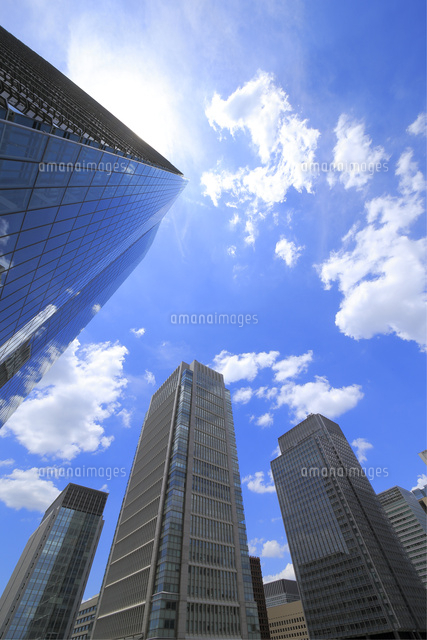 青空と高層ビル群 の写真素材 イラスト素材 アマナイメージズ