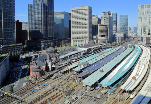 新幹線 ホームの写真素材 ストックフォト アマナイメージズ