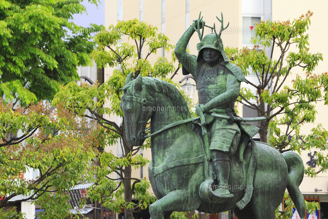 上田駅前の真田幸村公騎馬像[10769000044]の写真・イラスト素材