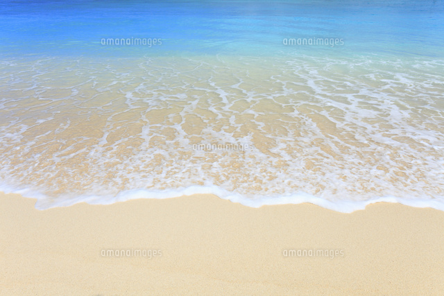 瀬底島の瀬底ビーチ 波打ち際 の写真素材 イラスト素材 アマナイメージズ