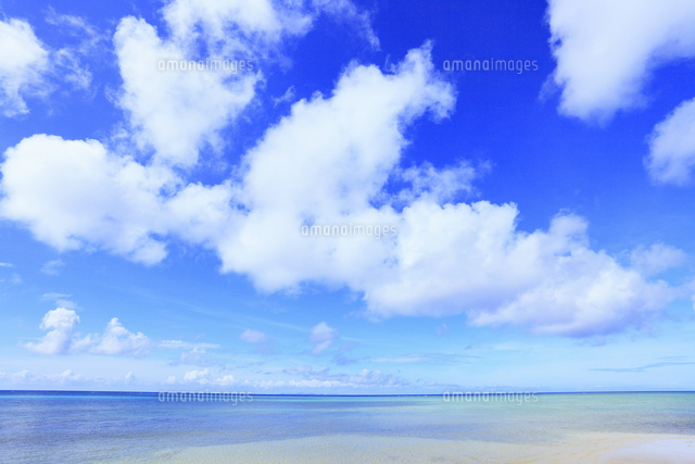 具志堅ビーチから望む海と青空に雲[10769000507]の写真・イラスト素材