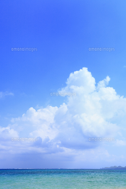 沖縄 石垣島 サンセットビーチから望む海と入道雲 の写真素材 イラスト素材 アマナイメージズ