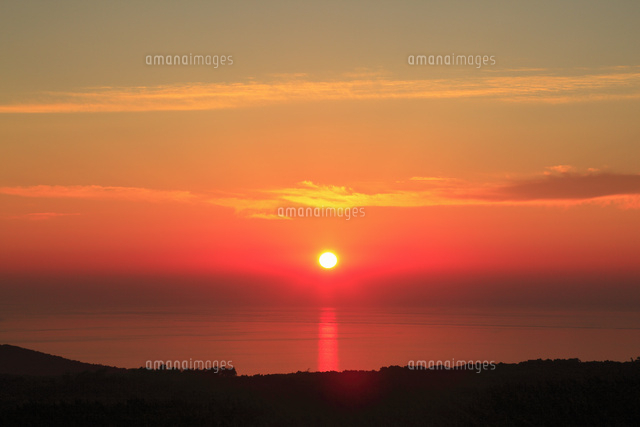 知床峠から望むオホーツク海と夕日[10769000934]の写真・イラスト素材