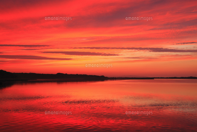 涛沸湖と夕焼けの空 の写真素材 イラスト素材 アマナイメージズ