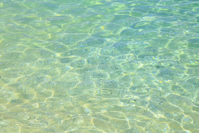 エメラルドグリーンの水面 の写真素材 イラスト素材 アマナイメージズ