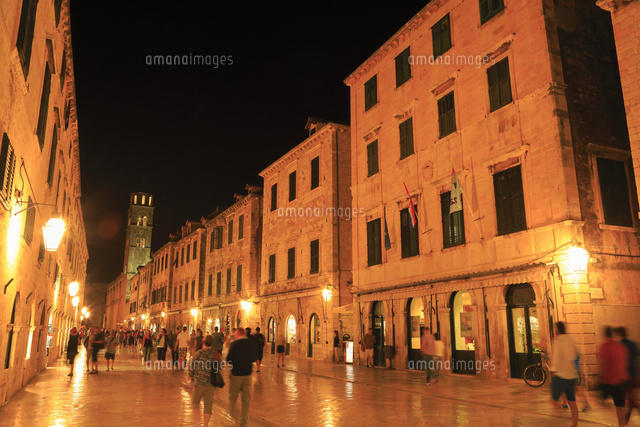 ドゥブロヴニク旧市街のプラツァ通り ライトアップ夜景 の写真素材 イラスト素材 アマナイメージズ