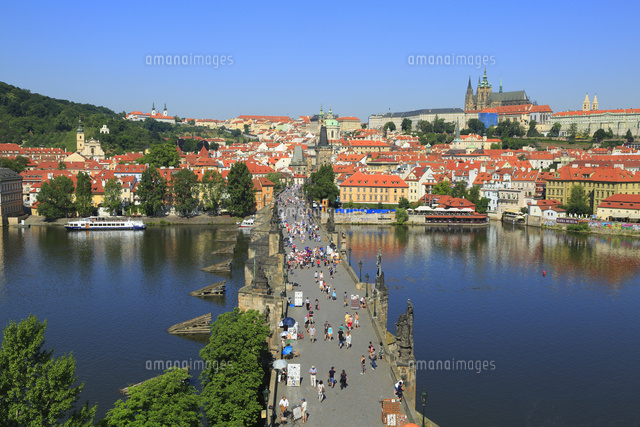 プラハのカレル橋とプラハ城 10769003428 の写真素材 イラスト素材 アマナイメージズ