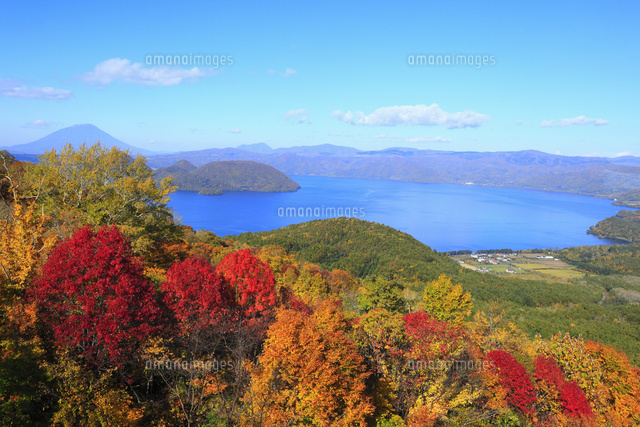 有珠山ロープウェイから望む洞爺湖の紅葉 の写真素材 イラスト素材 アマナイメージズ
