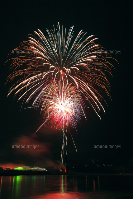 吉野川祭り納涼花火大会 の写真素材 イラスト素材 アマナイメージズ