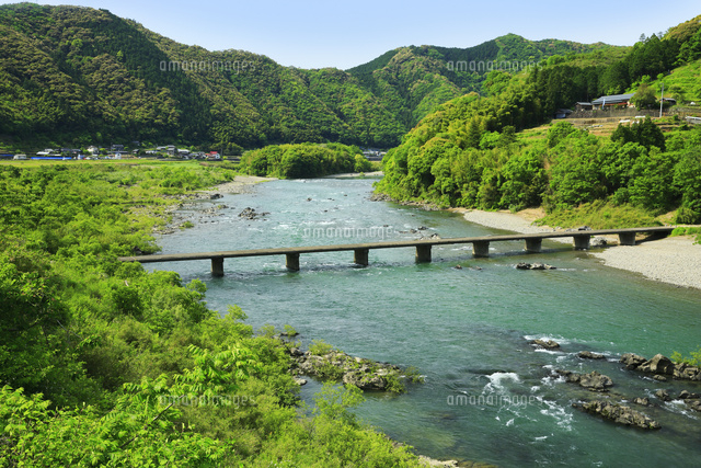 四万十川 中半家沈下橋 の写真素材 イラスト素材 アマナイメージズ