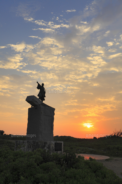 沖縄本島 残波岬と朝日[10769015071]の写真・イラスト素材｜アマナ