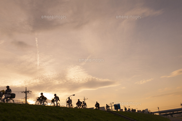 夕焼けと多摩川 の写真素材 イラスト素材 アマナイメージズ