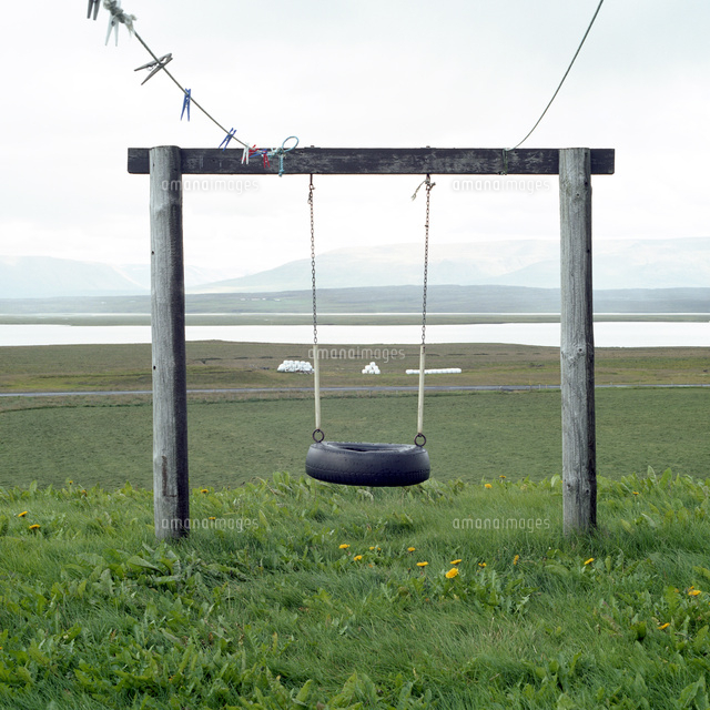 アイスランドの北部の村サウザクロカールの農場にある木とタイヤで作られたブランコ の写真素材 イラスト素材 アマナイメージズ