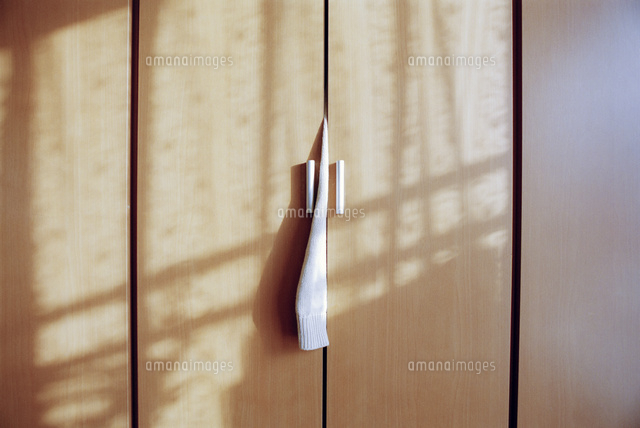 クローゼットからはみ出た長袖 の写真素材 イラスト素材 アマナイメージズ クローゼットからはみ出た長袖 の写真素材 イラスト素材 アマナイメージズ