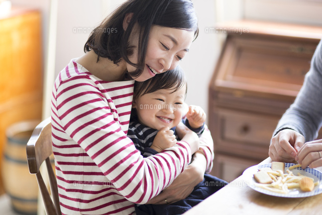 おやつを食べるファミリー の写真素材 イラスト素材 アマナイメージズ