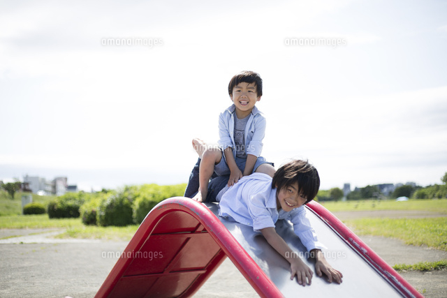 公園の滑り台で遊ぶ男の子たち の写真素材 イラスト素材 アマナイメージズ