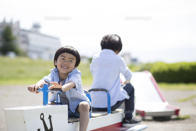 公園の遊具で遊ぶ小学生の男の子たち の写真素材 イラスト素材 アマナイメージズ