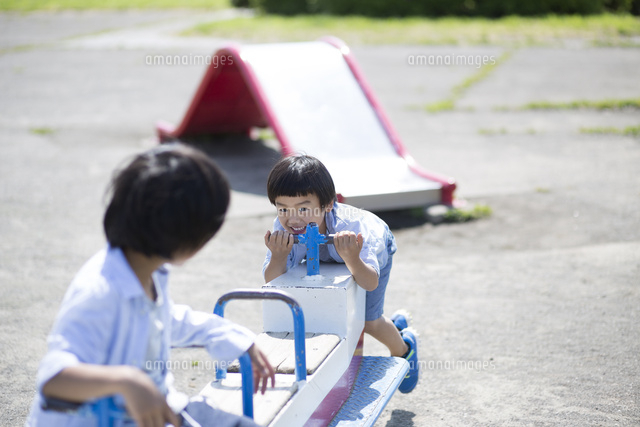 公園の遊具で遊ぶ男の子たち の写真素材 イラスト素材 アマナイメージズ