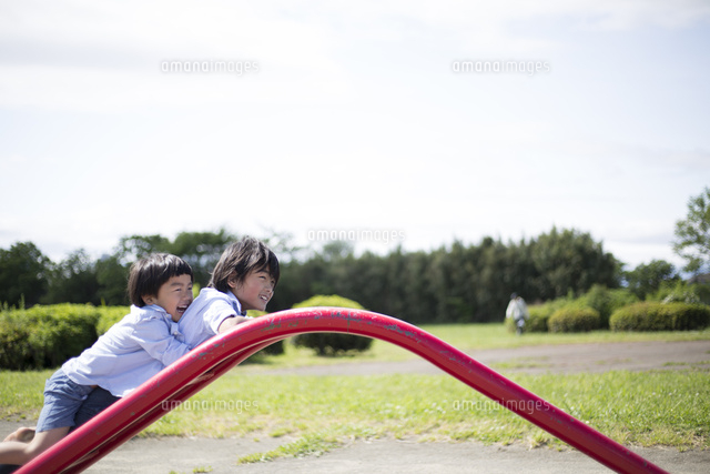 公園の滑り台で遊ぶ男の子たち の写真素材 イラスト素材 アマナイメージズ