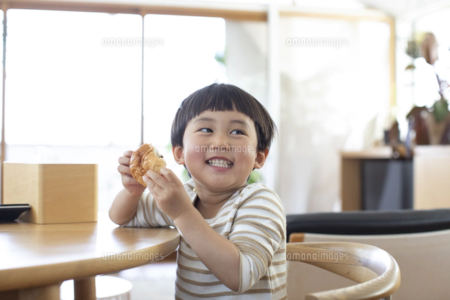 レトロ 子供 パン 食べる イメージ パンを食べる男の子[10778003166]の写真・イラスト素材｜アマナイメージズ