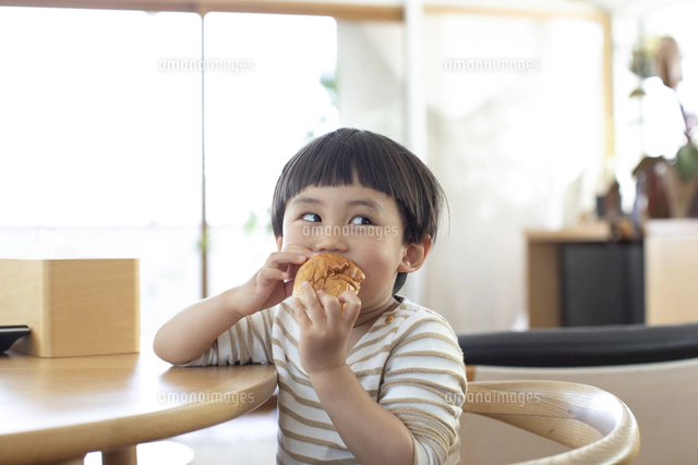 レトロ 子供 パン 食べる イメージ パンを食べる男の子[10778003166]の写真・イラスト素材｜アマナイメージズ