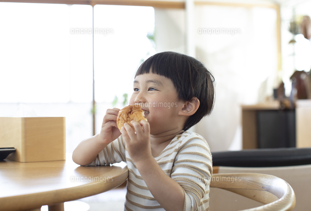 レトロ 子供 パン 食べる イメージ パンを食べる男の子[10778003166]の写真・イラスト素材｜アマナイメージズ
