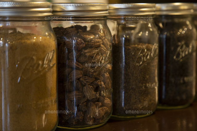 瓶に入ったスパイス の写真素材 イラスト素材 アマナイメージズ