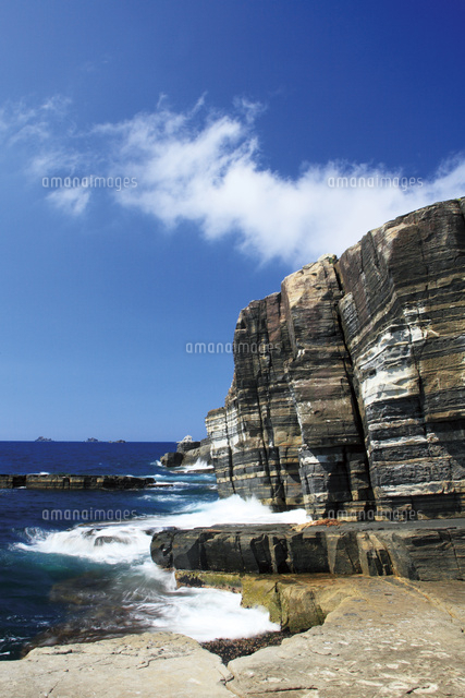 夏のホルンフェルス大断層に打ち寄せる波 の写真素材 イラスト素材 アマナイメージズ