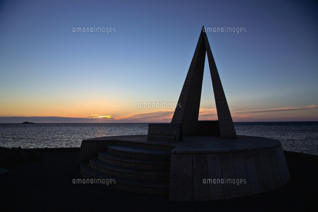 宗谷岬 日本最北端の地の碑 夕日 の写真素材 イラスト素材 アマナイメージズ