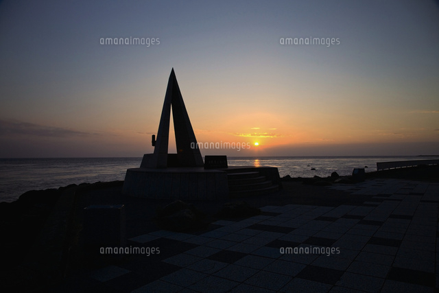 宗谷岬 日本最北端の地の碑 朝日 の写真素材 イラスト素材 アマナイメージズ