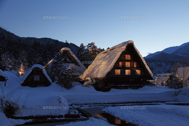 夕暮れの冬の白川郷 の写真素材 イラスト素材 アマナイメージズ