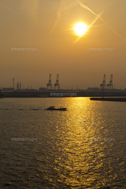 夕景の名古屋港の工場地帯 の写真素材 イラスト素材 アマナイメージズ