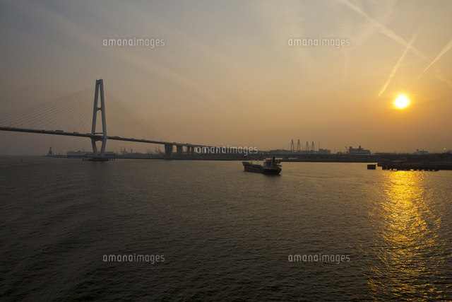 夕景の名古屋港と名港トリトン の写真素材 イラスト素材 アマナイメージズ
