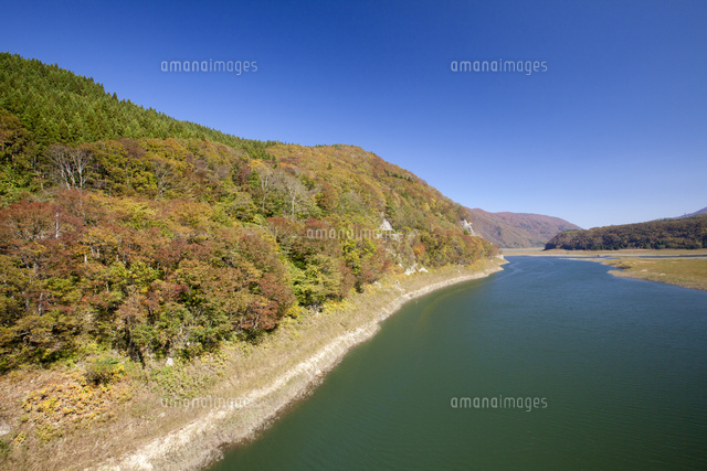 紅葉の錦秋湖 の写真素材 イラスト素材 アマナイメージズ