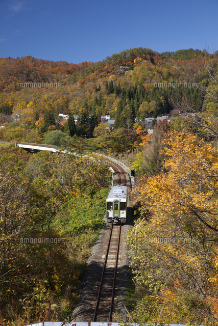 ほっとゆだ駅 ゆだ錦秋湖駅間を走行中の北上線 の写真素材 イラスト素材 アマナイメージズ