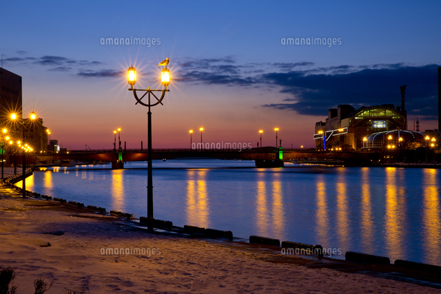 釧路川に架かる幣舞橋 の写真素材 イラスト素材 アマナイメージズ