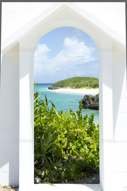 与論島にてヨロン駅に設置されたオブジェから見える景色 の写真素材 イラスト素材 アマナイメージズ
