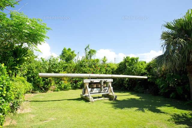 与論民俗村に展示されている砂糖車 の写真素材 イラスト素材 アマナイメージズ