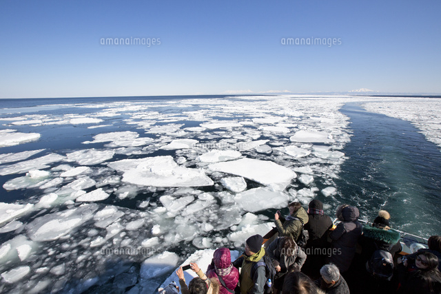 網走沖の流氷体を進むおーろら号 の写真素材 イラスト素材 アマナイメージズ
