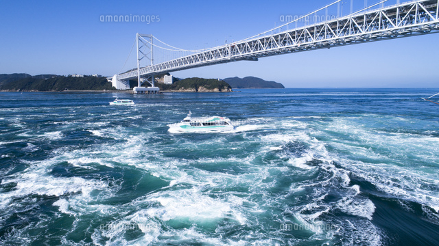 上空から眺める鳴門海峡の渦潮と鳴門大橋 の写真素材 イラスト素材 アマナイメージズ