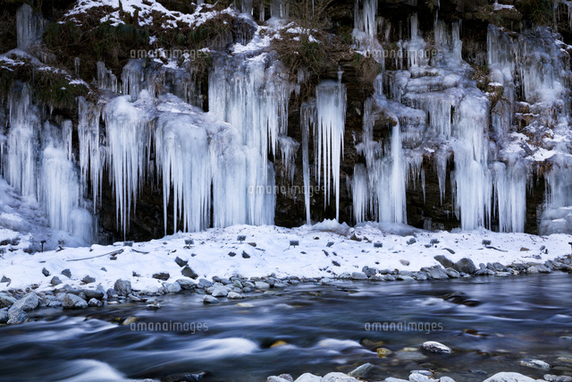 秩父三大氷柱の三十槌の氷柱 の写真素材 イラスト素材 アマナイメージズ