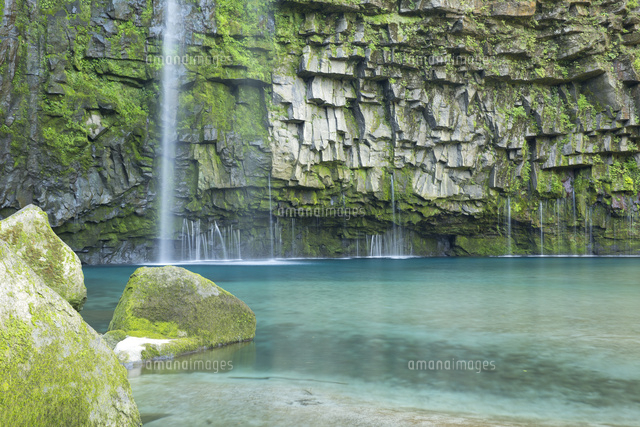川岸から眺める雄川の滝 の写真素材 イラスト素材 アマナイメージズ