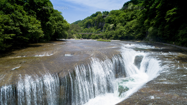 初夏の新緑萌える吹割の滝 の写真素材 イラスト素材 アマナイメージズ