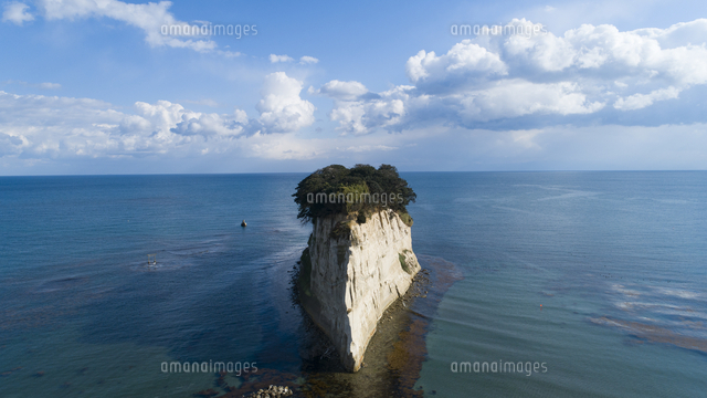 雄大な日本海に浮かぶ見附島の空撮 の写真素材 イラスト素材 アマナイメージズ