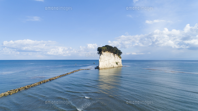 雄大な日本海に浮かぶ見附島の空撮 の写真素材 イラスト素材 アマナイメージズ