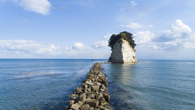 雄大な日本海に浮かぶ見附島の空撮 の写真素材 イラスト素材 アマナイメージズ